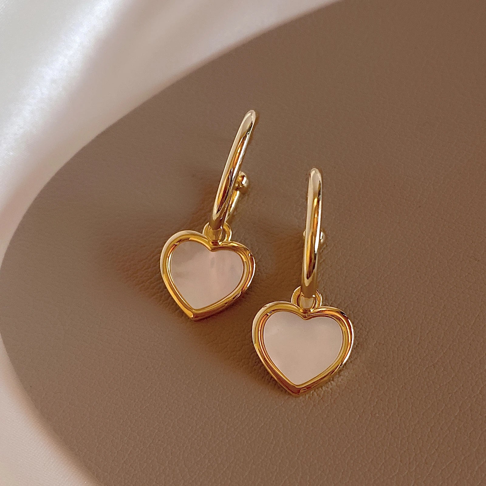 "Classic Shell Heart Pendant Dangle Earrings with Elegant Design - Luxury Accessories for Women and Girls"